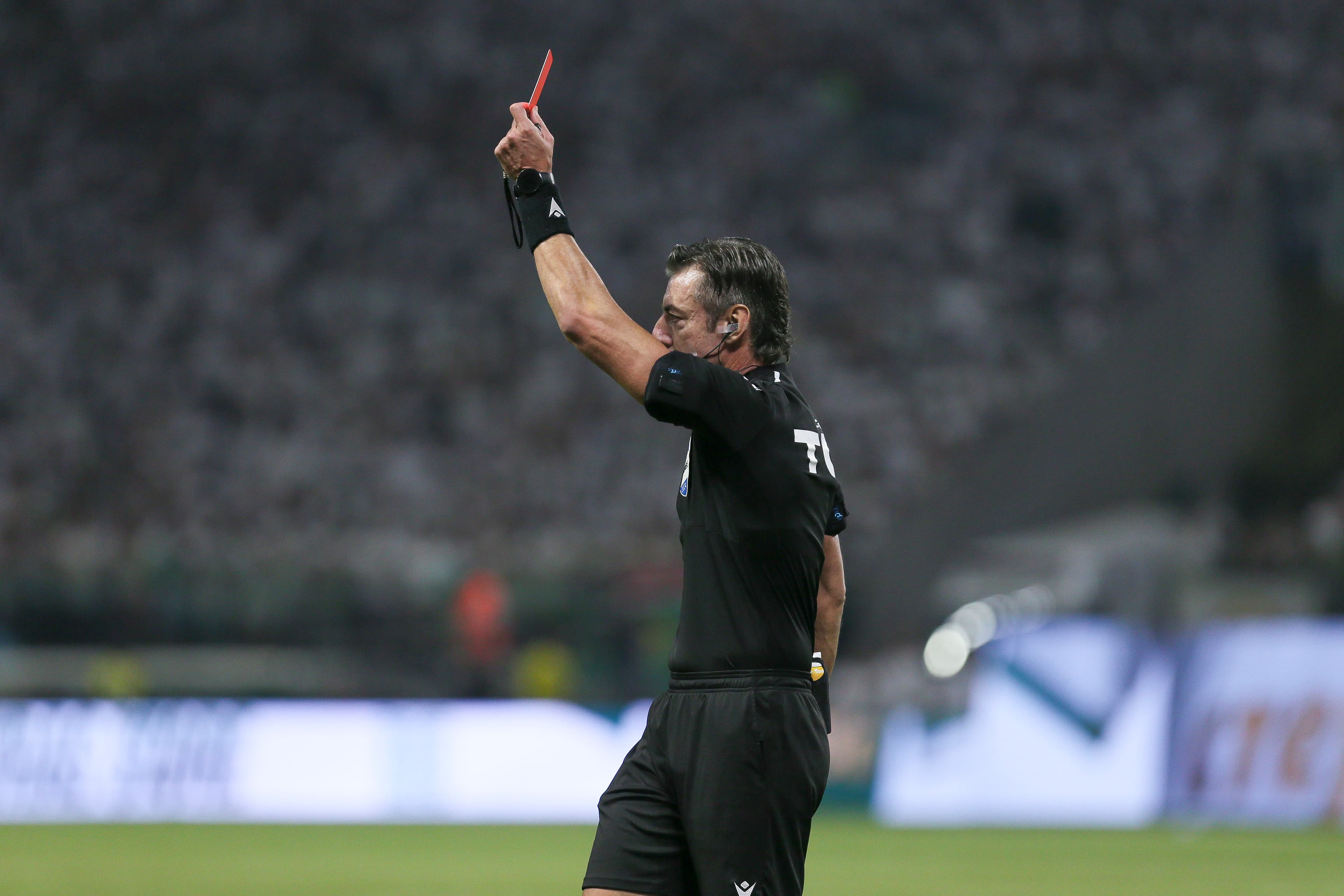 Raphael Claus apresenta cartão vermelho durante jogo do Palmeiras no Brasileirão 2025