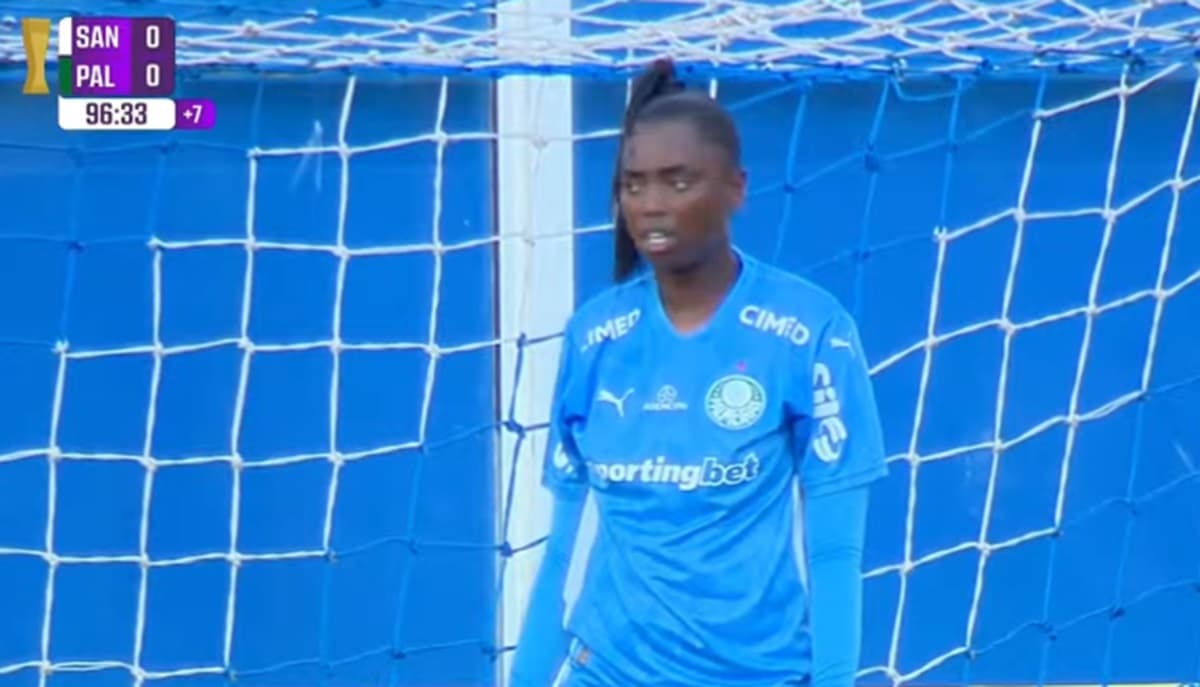 Goleira do Palmeiras em jogo contra o Santos no Paulistão Feminino