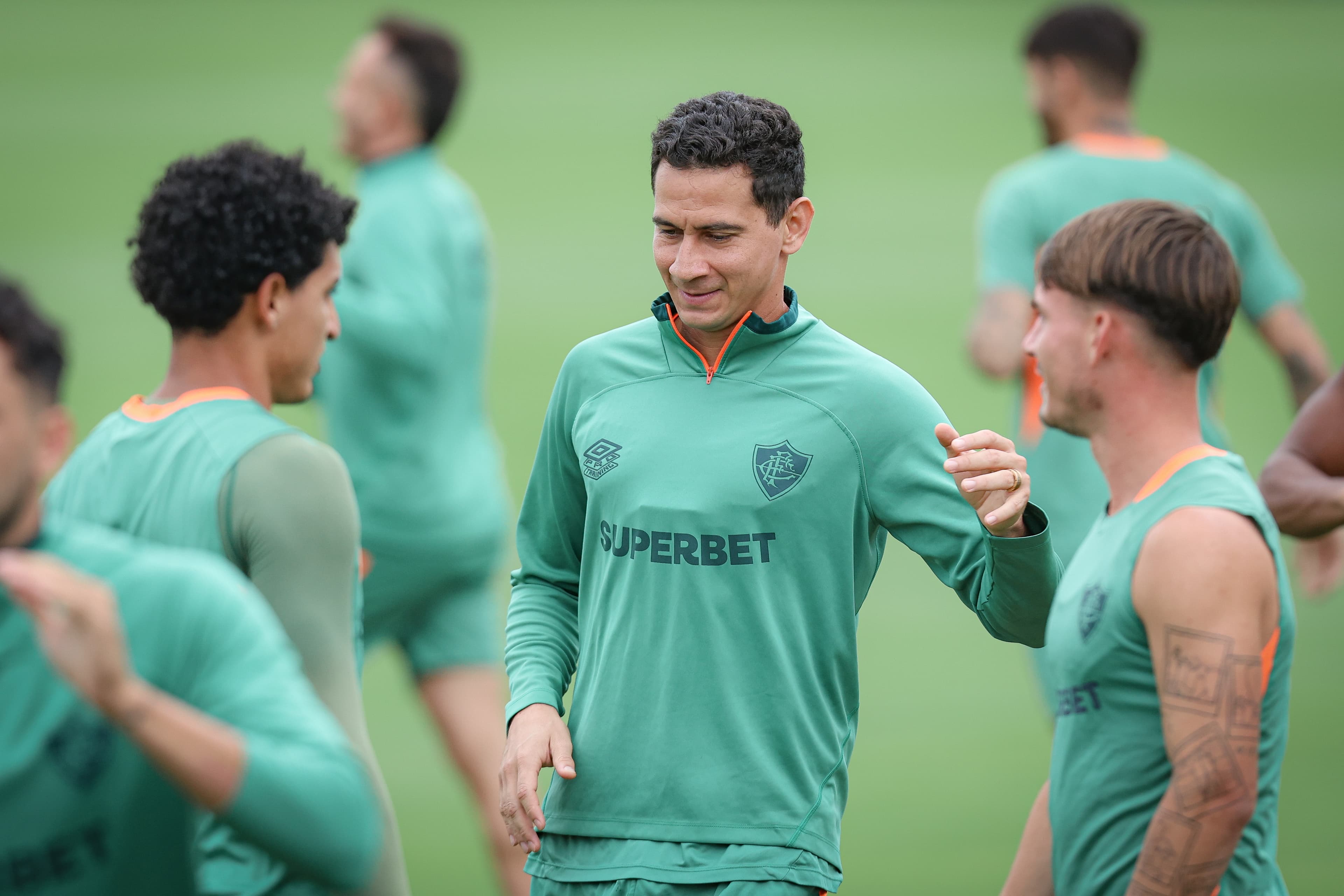 Ganso sorri enquanto treina com companheiros de Fluminense no CT Carlos Castilho