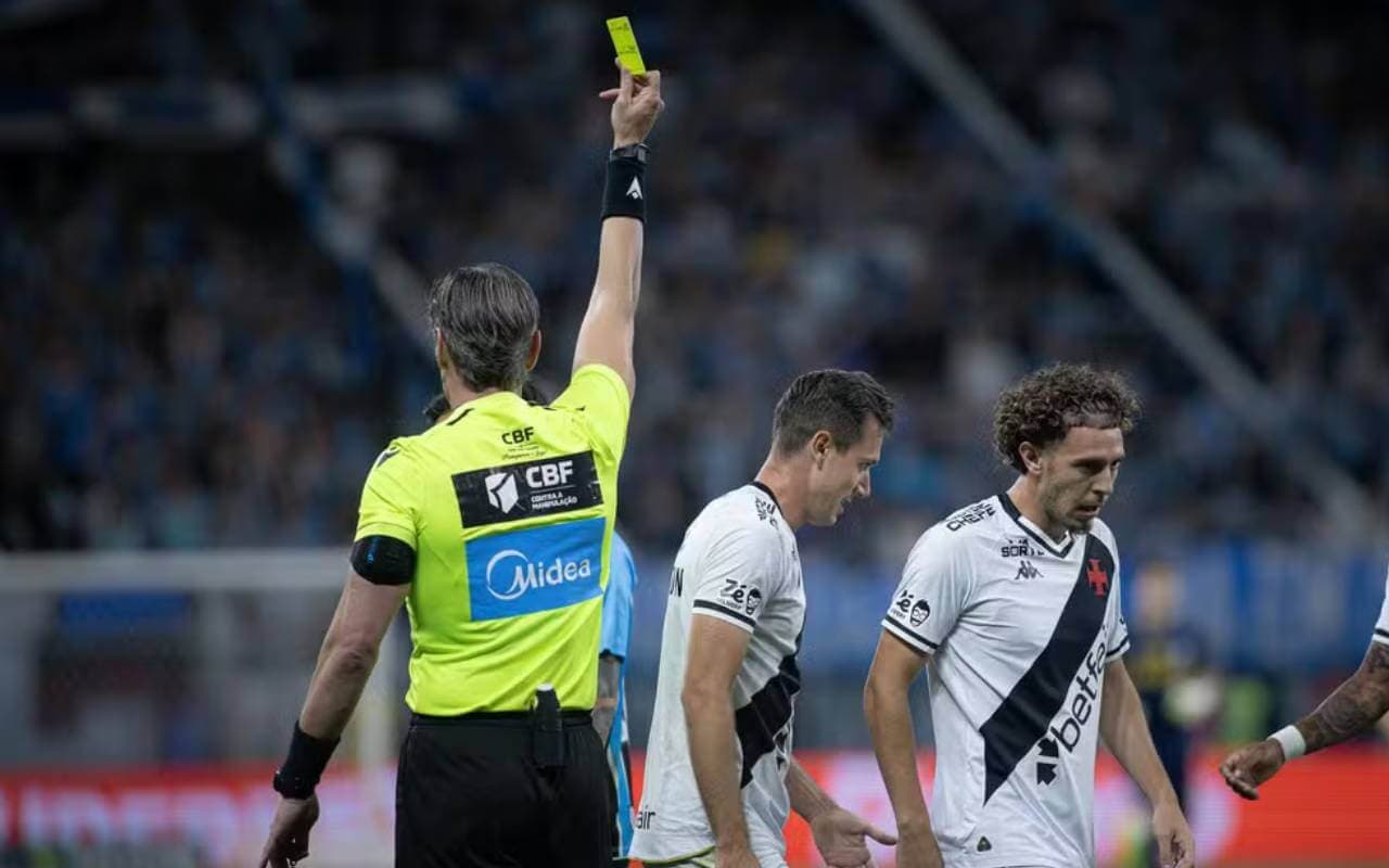 Lucas Piton, Nuno Moreira e árbitro Raphael Claus em jogo entre Grêmio e Vasco pelo Campeonato Brasileiro de 2025