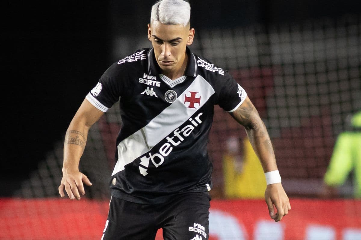 Puma Rodriguez, lateral uruguaio do Vasco, durante jogo do time carioca no Campeonato Brasileiro 2025