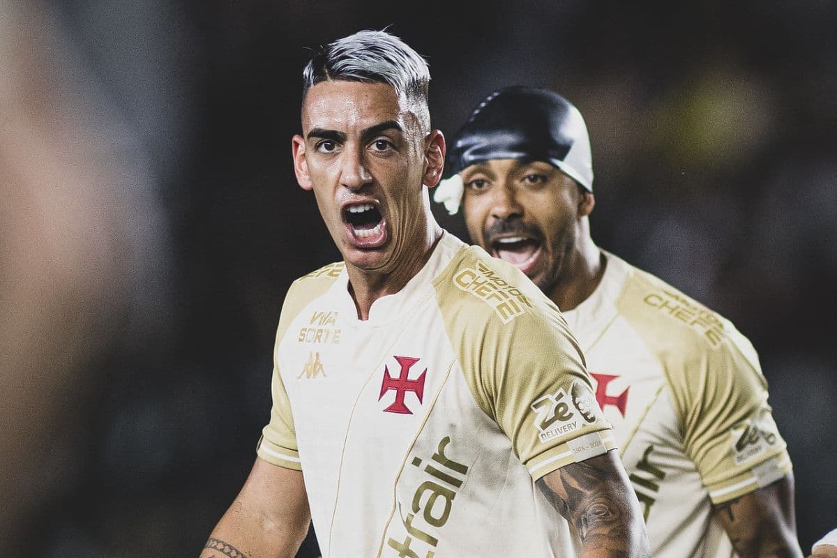 Puma Rodriguez, lateral do Vasco, comemora gol marcado contra o Bahia em jogo do Campeonato Brasileiro. Ao fundo, o lateral Paulo Henrique também celebra o gol do companheiro de equipe