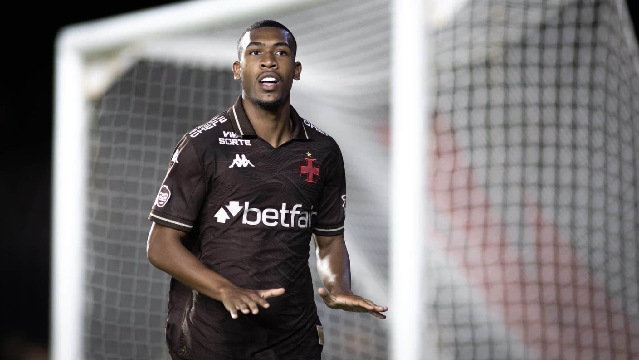 Rayan comemora gol pelo Vasco no Campeonato Brasileiro de 2025