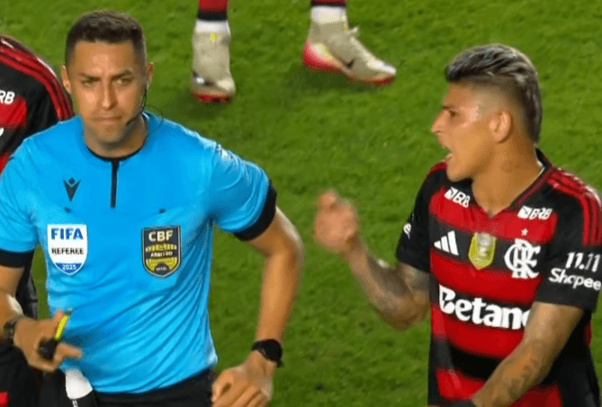 Carrascal reclama com Rodrigo de Lima após receber cartão em São Paulo x Flamengo