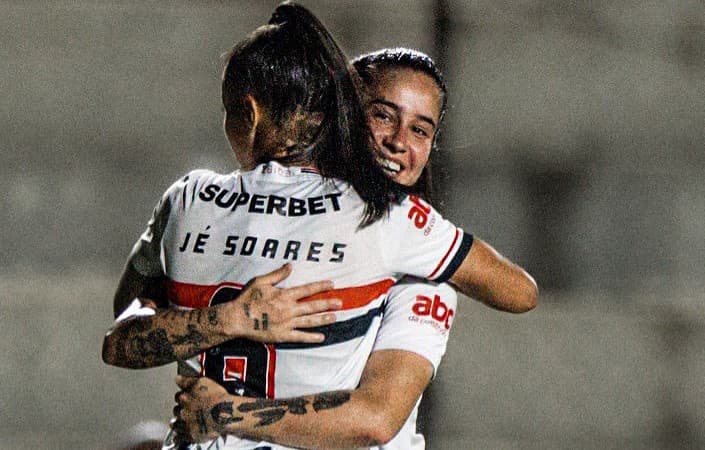 Jogadoras do São Paulo comemoram gol no Paulistão