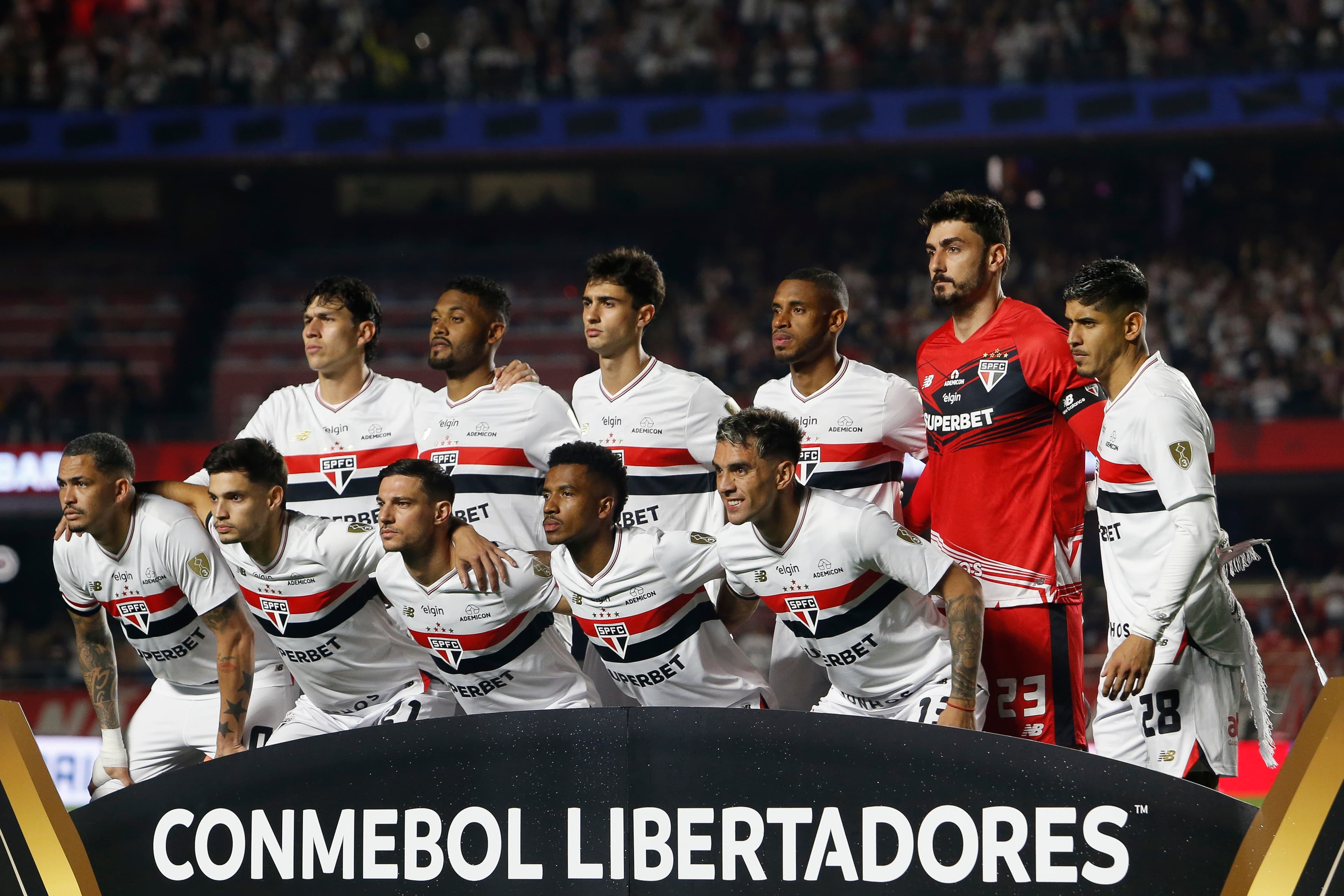 Time do São Paulo perfilado antes de jogo pela Copa Libertadores