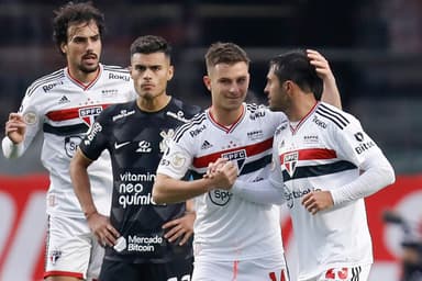 Jogadores do São Paulo se cumprimentam para comemorar gol do Corinthians, enquanto jogador do Timão lamenta