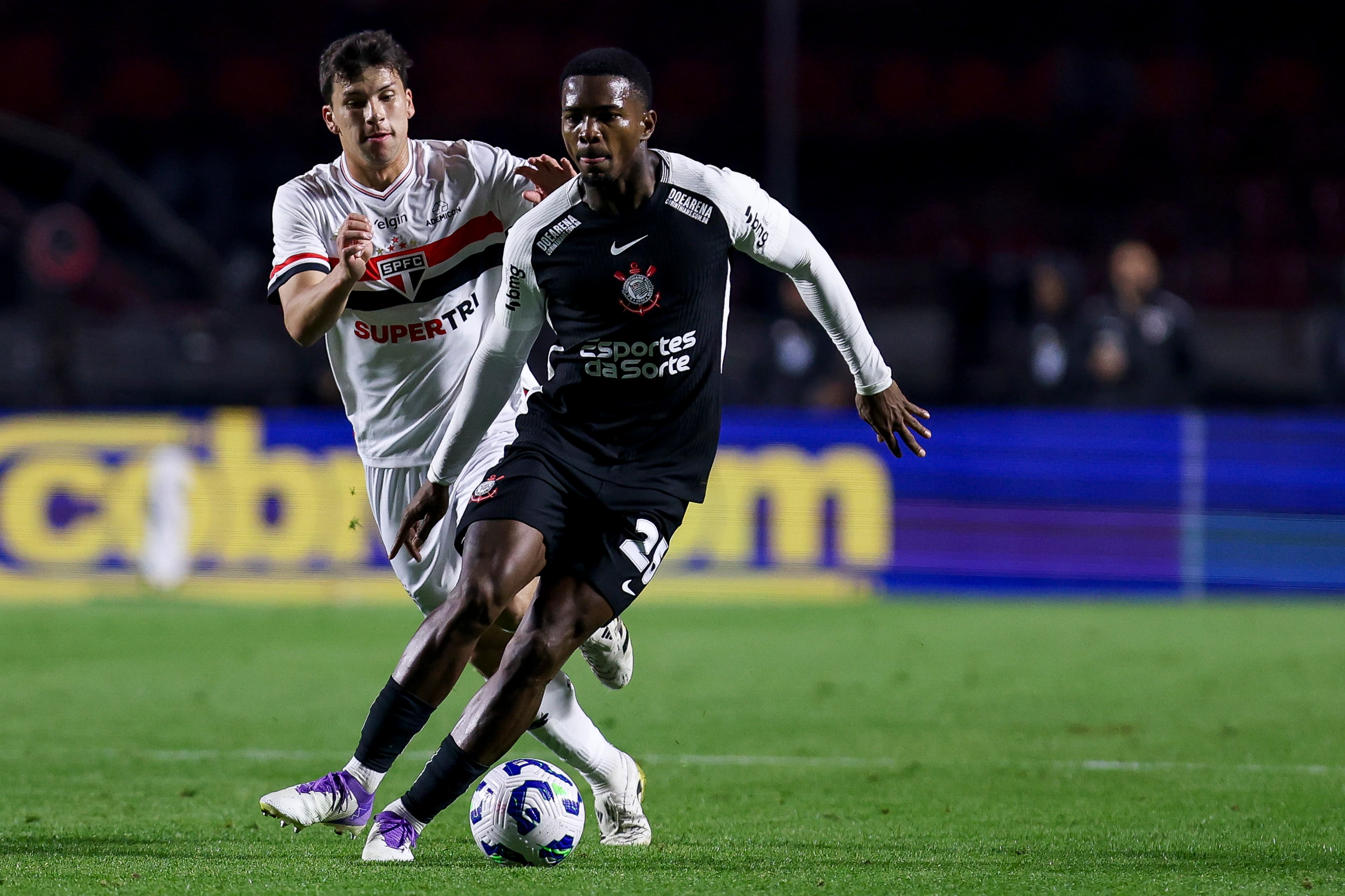 Gonzalo Tapia na marcação acirrada durante Corinthians x São Paulo