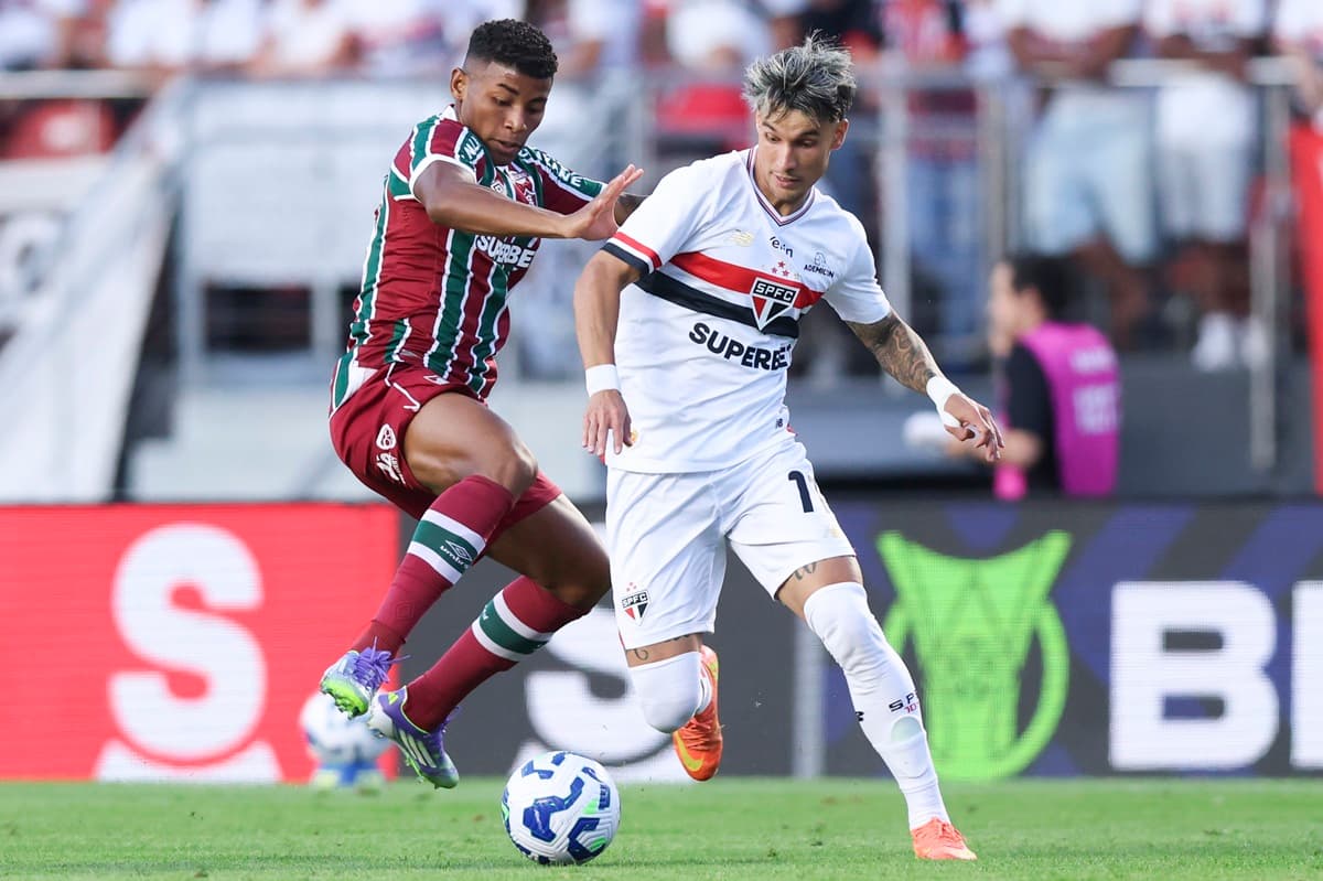 Hercules, do Fluminense, e Ferreirinha, do São Paulo, disputam bola em jogo entre as duas equipes no Brasileirão