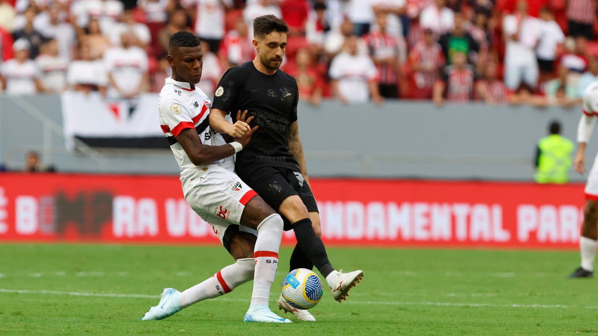 Arboleda e Garro disputam bola em jogo entre São Paulo e Corinthians válido pelo Campeonato Paulista de 2025