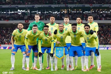 Seleção Brasileira posando para foto antes do amistoso contra a Tunísia