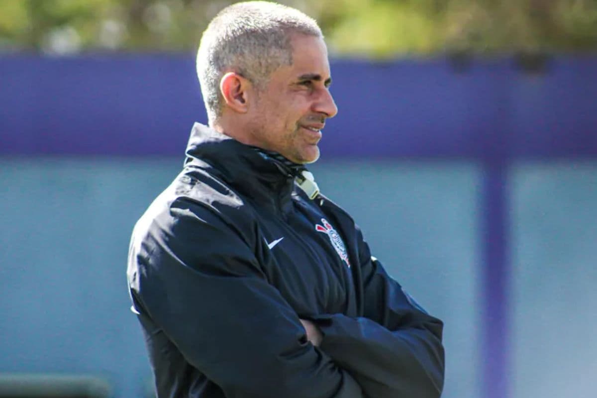 Foto do treinador Sylvinho em sua época no comando do Corinthians