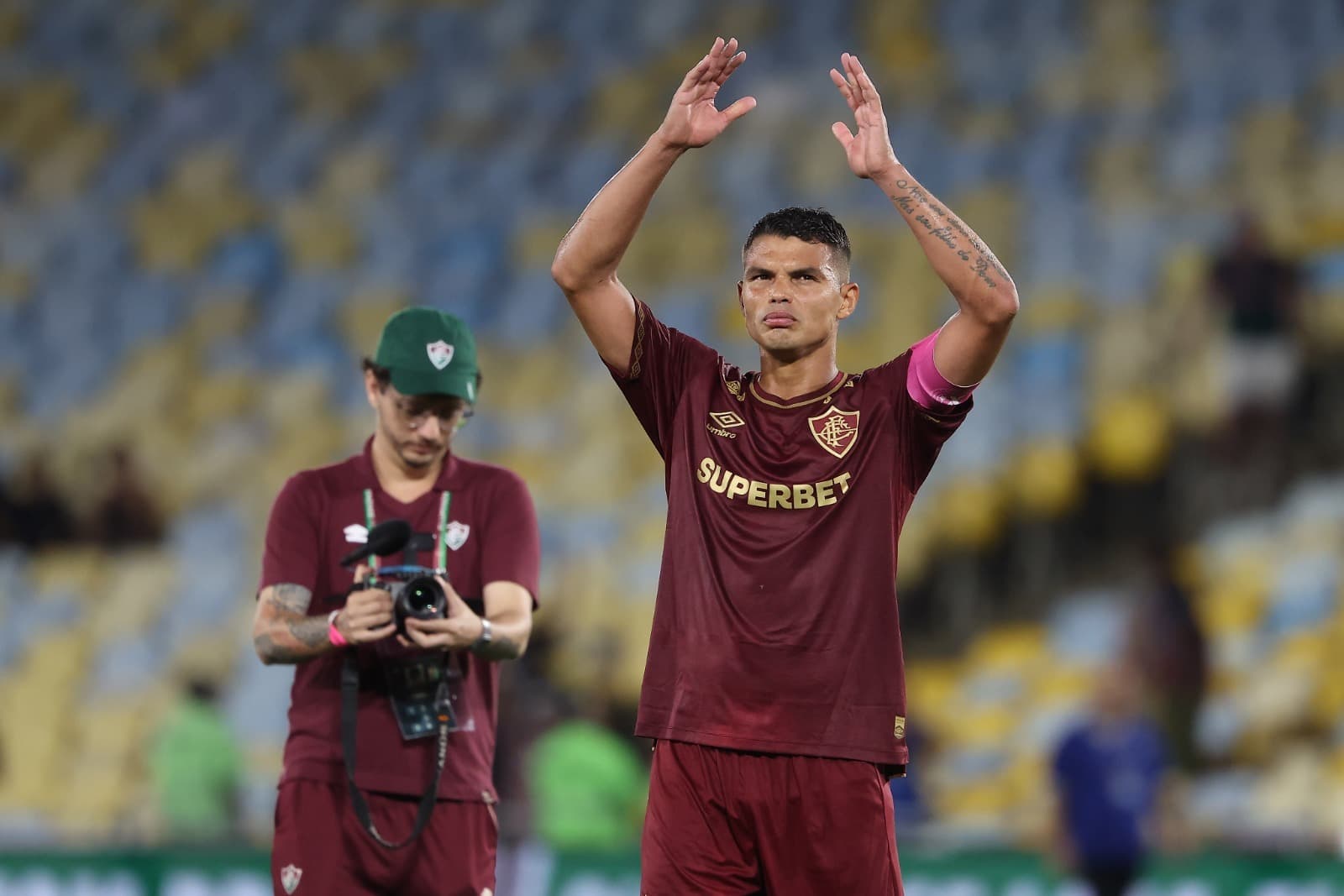 Thiago Silva cumprimenta torcida do Fluminense no Maracanã