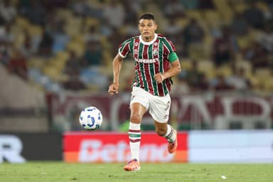 Thiago Silva, zagueiro do Fluminense, correndo atrás da bola durante jogo no Maracanã, contra o Ceará