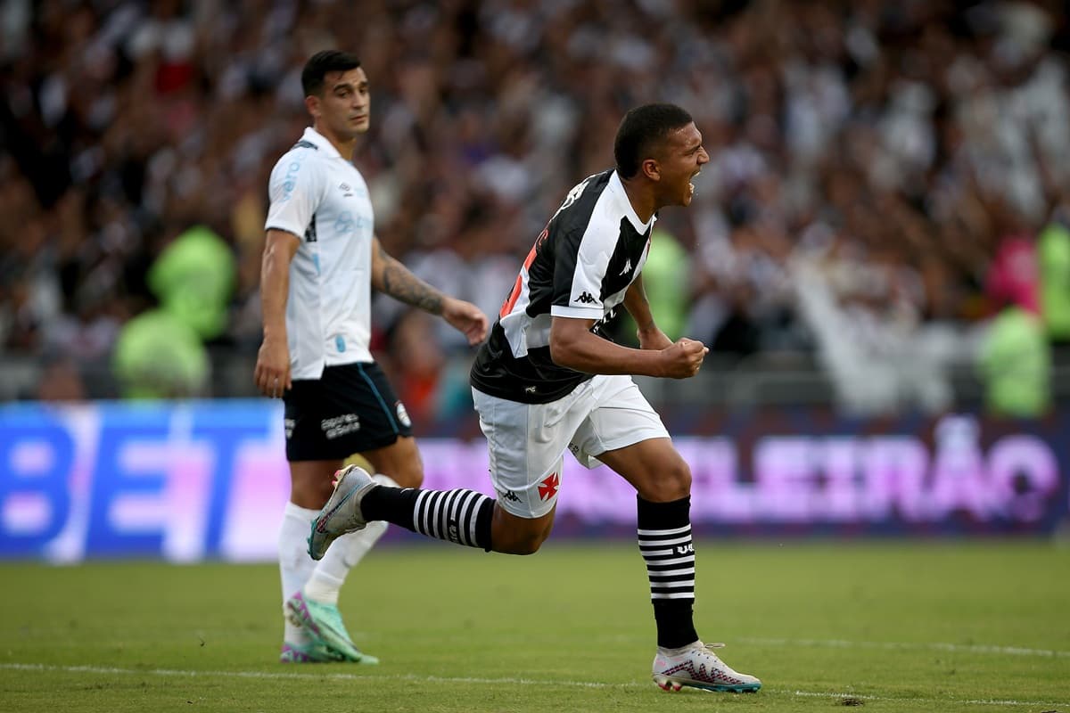 Mateus Carvalho, do Vasco, corre e grita para comemorar gol marcado sobre o Grêmio