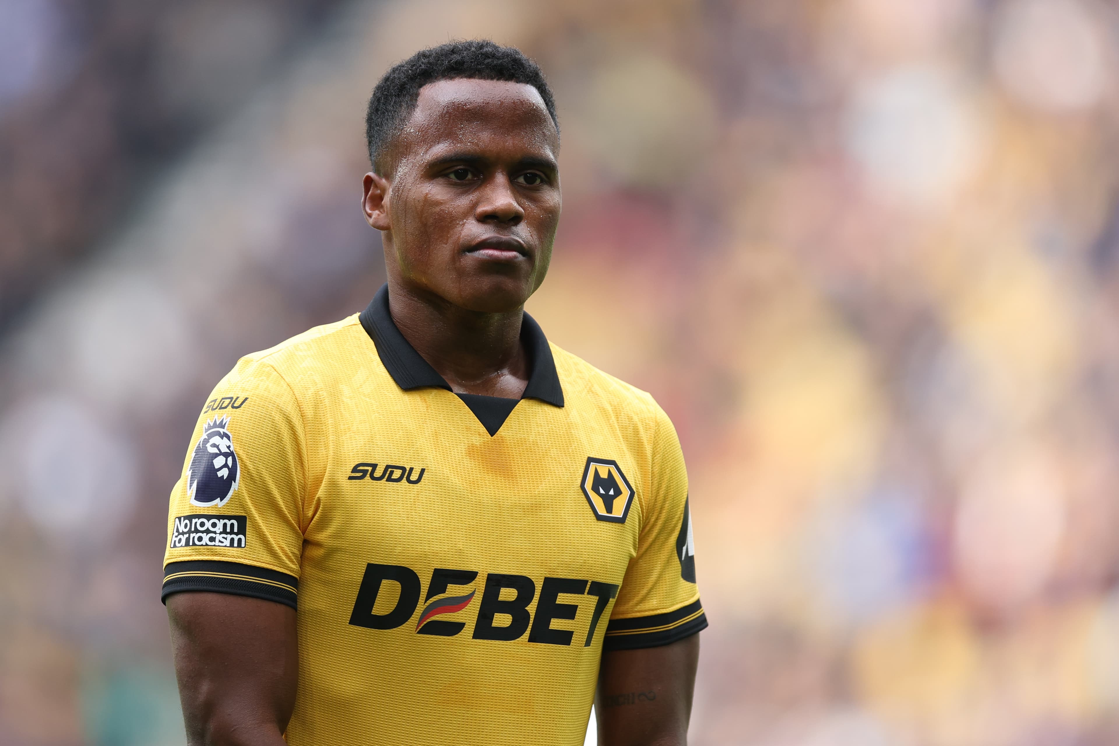 Arias olha para a frente com olhar perdido durante jogo entre Wolves e Brighton