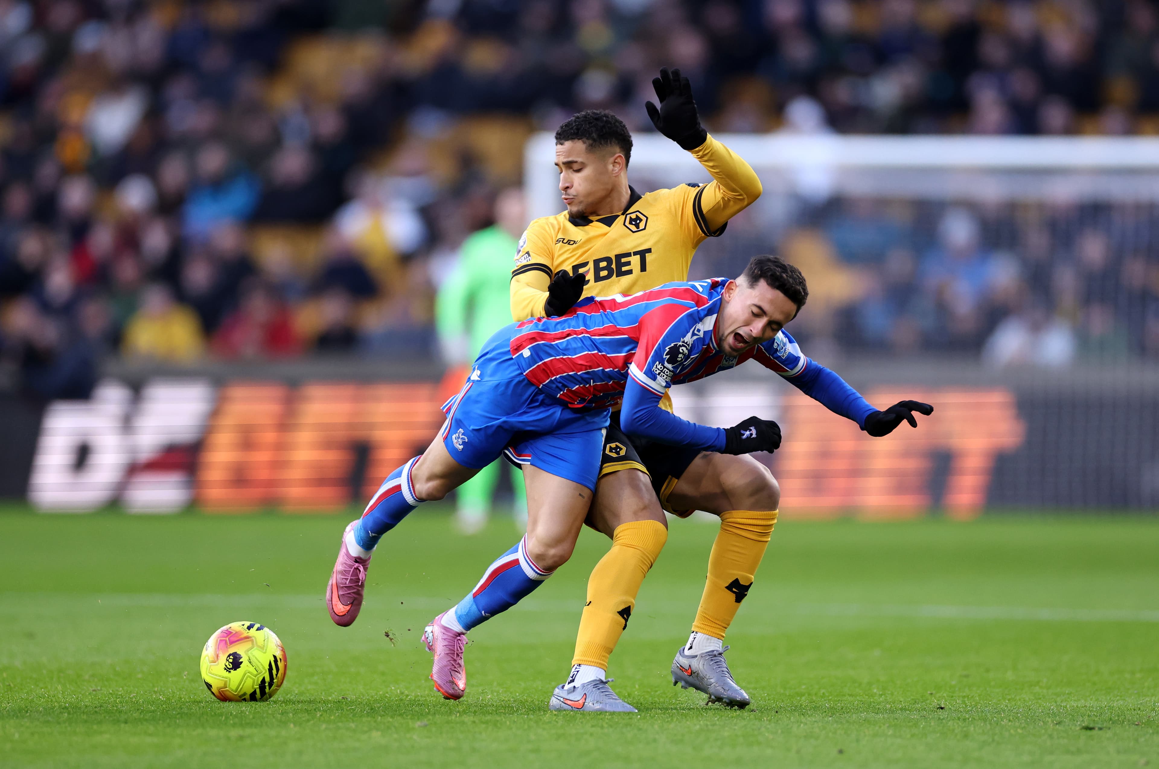 João Gomes na marcação acirrada durante Wolverhampton x Crystal Palace, pela Premier League