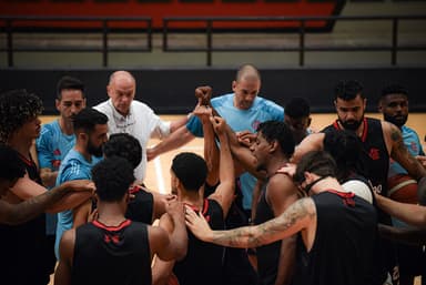 Elenco do FlaBasquete reunido com o técnico Oveja