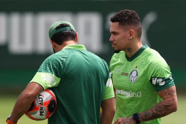 Abel Ferreira e Paulinho conversam durante treinamento do Palmeiras