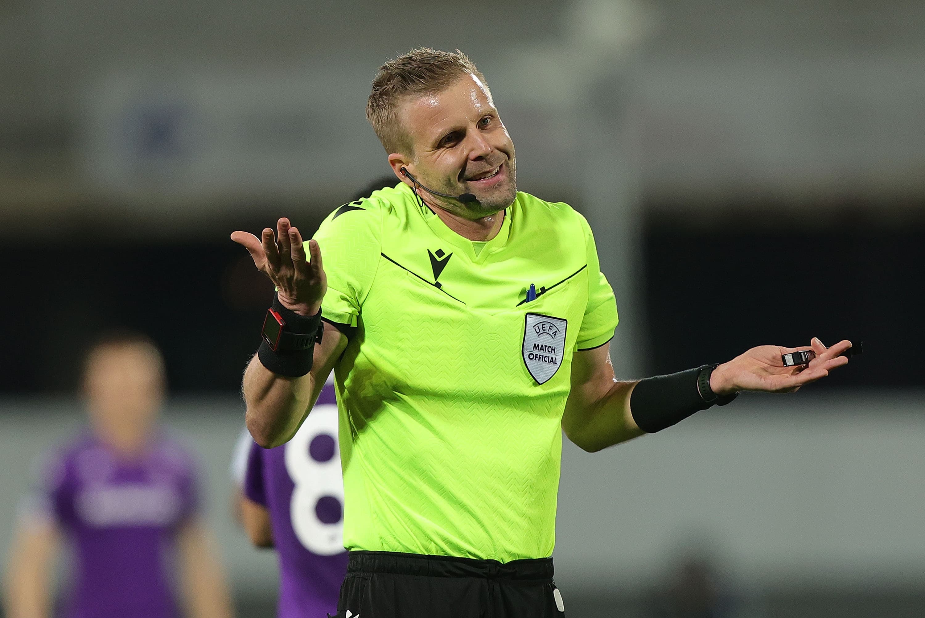 Glenn Nyberg apitando jogo da Conference League; árbitro comanda Flamengo x Cruz Azul na Copa Intercontinental