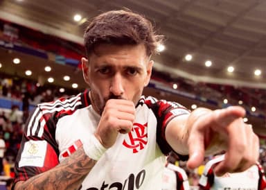 Arrascaeta comemora gol apontando para camera no intercontinental contra o Cruz Azul