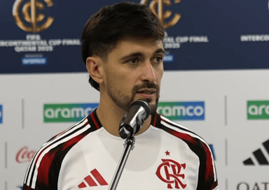 Arrascaeta fala no microfone da zona mista após PSG x Flamengo