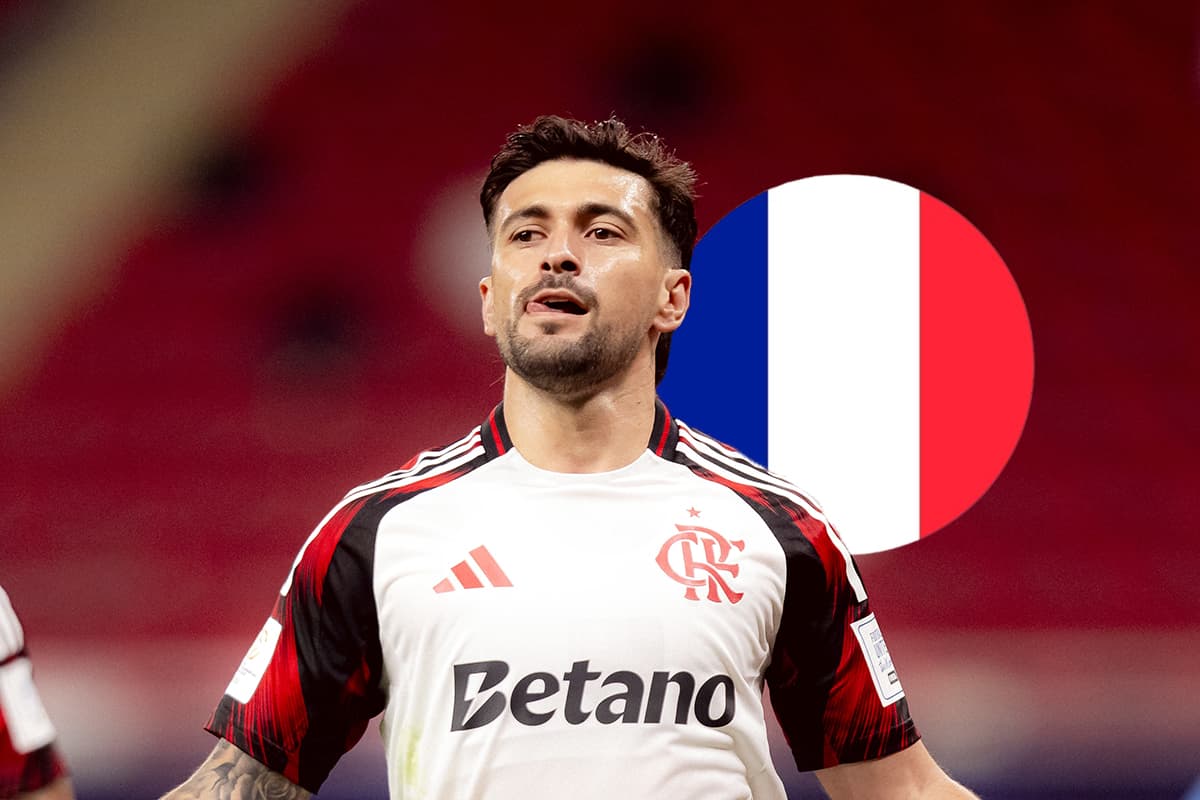 Arrascaeta comemorando gol contra o Cruz Azul. Atrás do jogador, a bandeira redonda da França