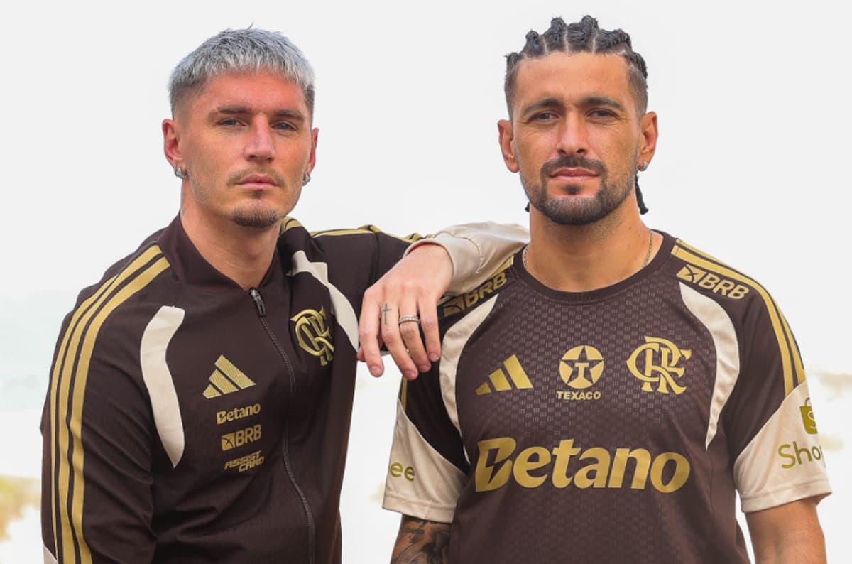 Arrascaeta e Varela com novos uniformes de treino do Flamengo