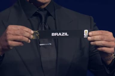 Tom Brady pega bolinha com o nome do Brasil no sorteio da Copa do Mundo 2026