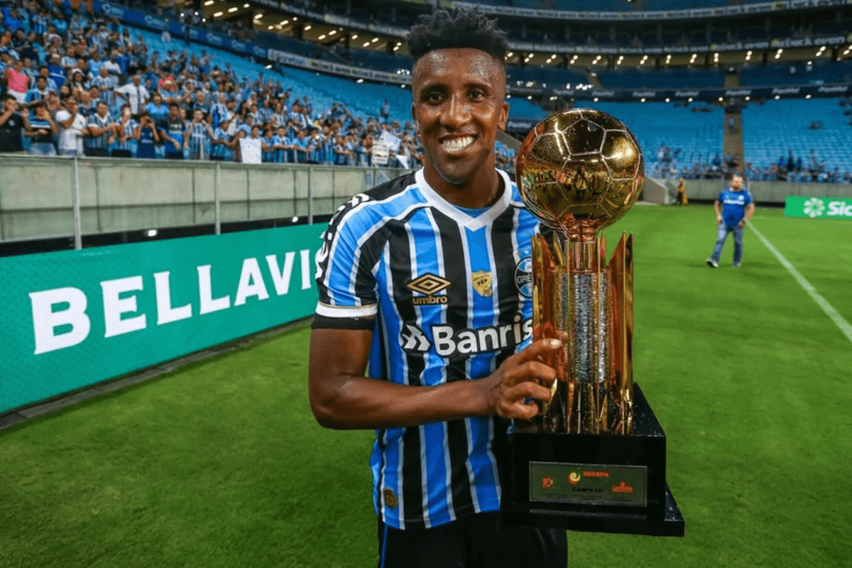 Ex-lateral Bruno Cortez com a camisa do Grêmio
