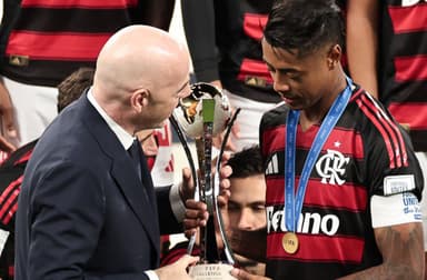 Bruno Henrique comemora título do Flamengo contra Pyramids