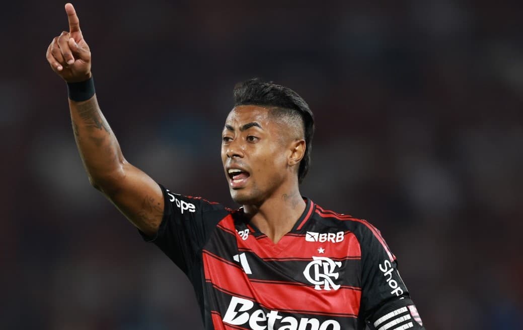 Bruno Henrique aponta com o dedo direito para instruir companheiros; atacante virou réu estelionato