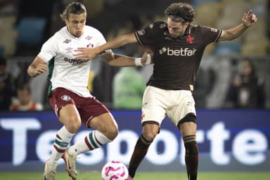 Canobbio e Nuno Moreira em ação durante Vasco x Fluminense