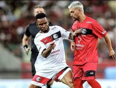 Carlos Alberto levou uma "caneta" de Arrascaeta num jogo beneficente Este é um trecho original publicado em Exame.com. Leia a matéria completa em https://classic.exame.com/esporte/carlos-alberto-x-arrascaeta-entenda-a-polemica-entre-o-ex-meia-e-o-jogador