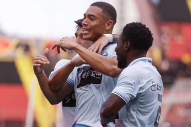 Carlos Vinícius comemorando gol contra Sport na Ilha de Retiro