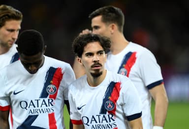 Vitinha e Nuno Mendes durante aquecimento do PSG