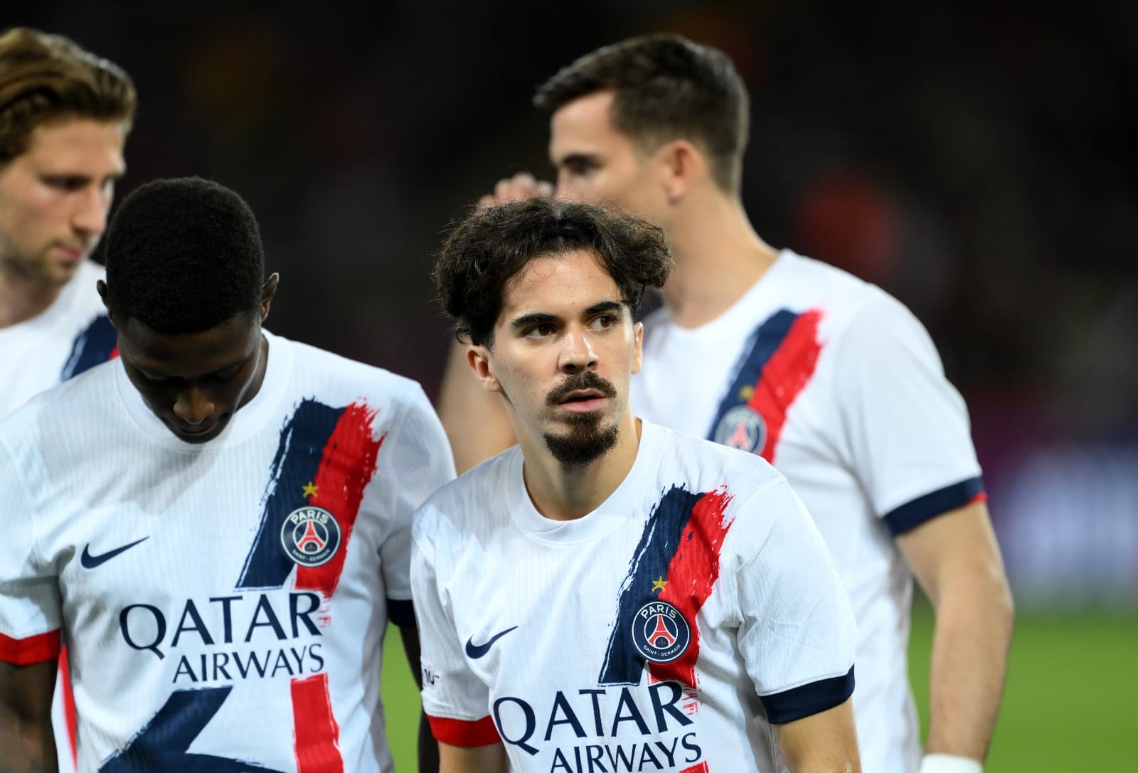 Vitinha e Nuno Mendes durante aquecimento do PSG