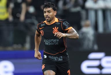 Matheus Bidu, que marcou o gol do Corinthians no tempo normal contra o Cruzeiro, carrega a bola em jogo contra o Atlético-MG