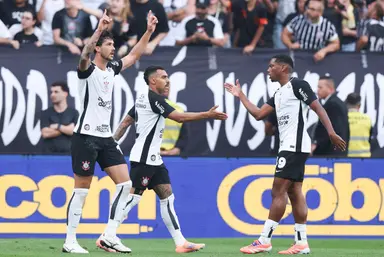 Matheuzinho, que não estará na escalação do Botafogo contra o Fortaleza, comemora gol do Corinthians com Gustavo Henrique e Gui Negão