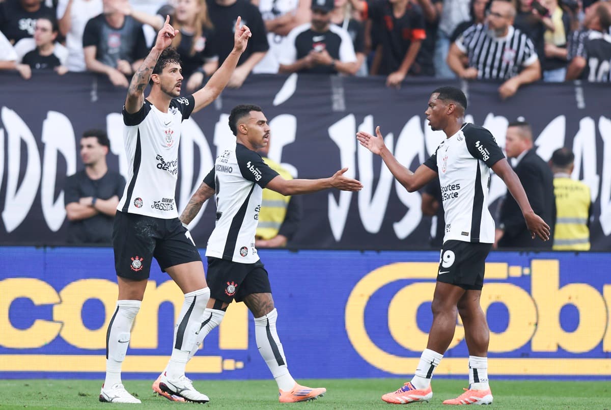 Matheuzinho, que não estará na escalação do Botafogo contra o Fortaleza, comemora gol do Corinthians com Gustavo Henrique e Gui Negão