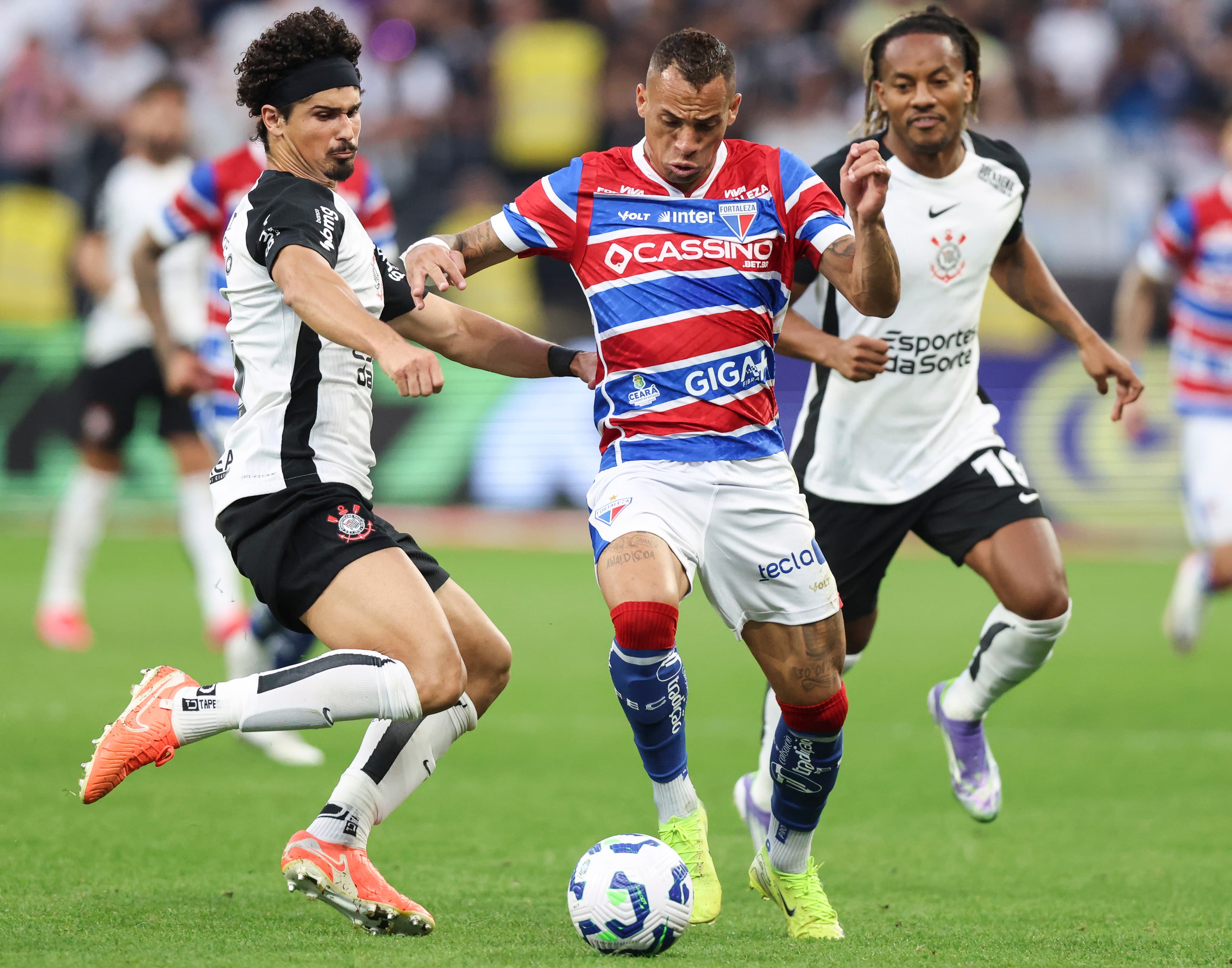 Breno Lopes com a marcação acirrada de André Ramalho e Carrillo em Corinthians x Fortaleza