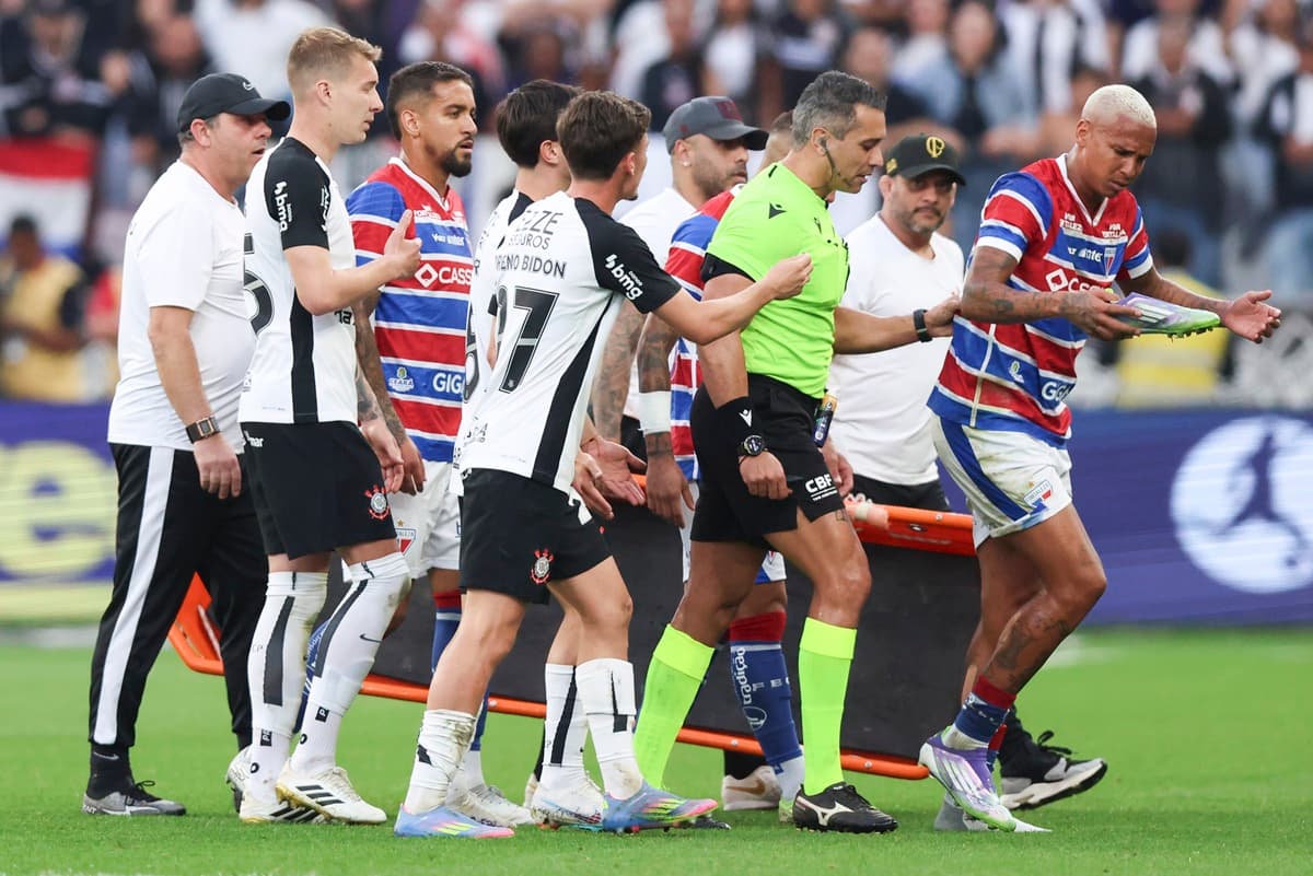 Jogadores de Corinthians e Fortaleza se envolvem em confusão com intervenção da arbitragem