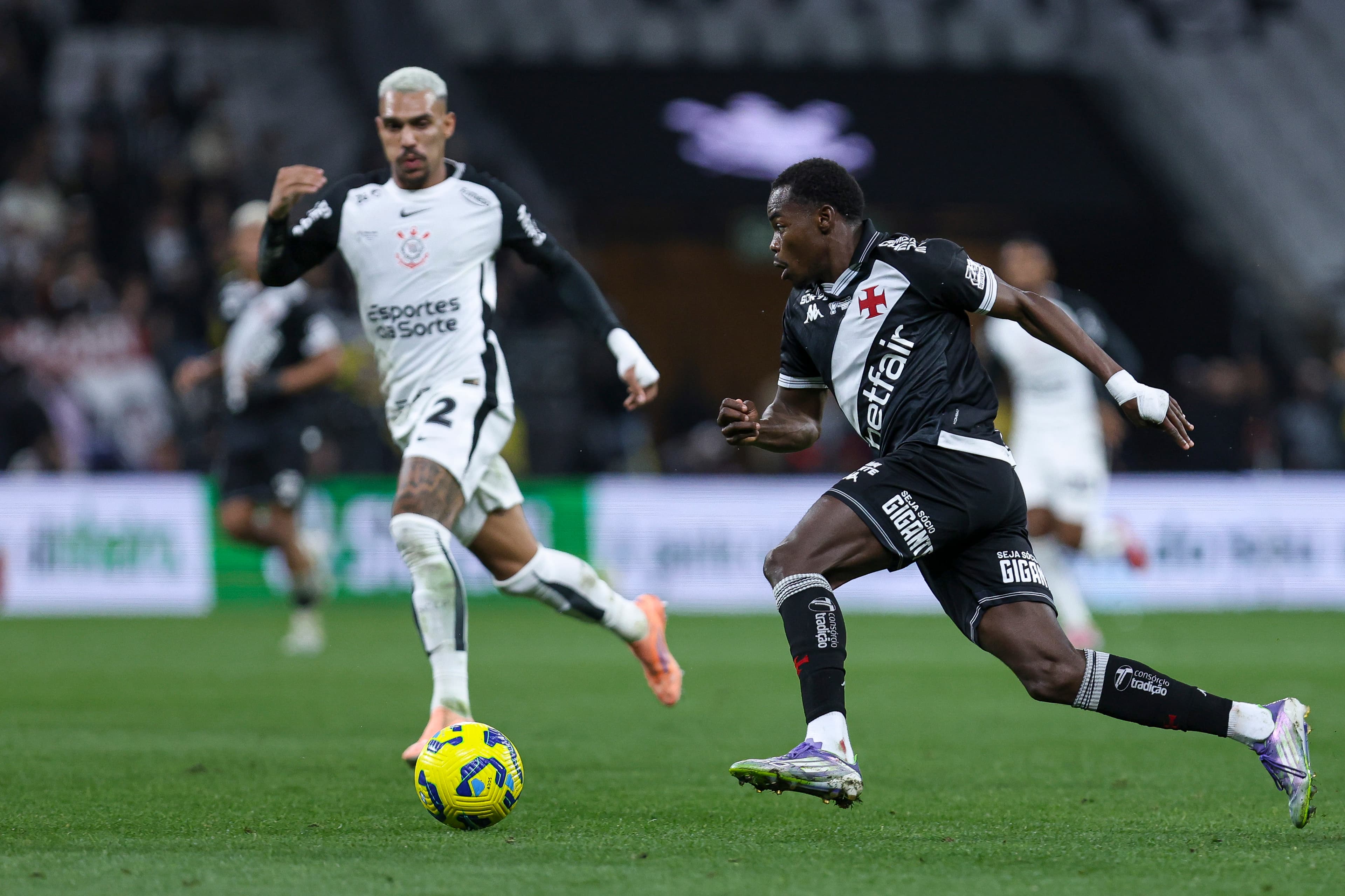 Andres Gomes e Matheuzinho durante final da Copa do Brasil entre Vasco e Corinthians