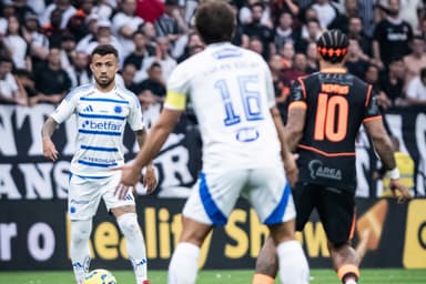 Lucas Silva, do Cruzeiro, e Memphis Depay, do Corinthians, em ação pela semifinal da Copa do Brasil 2025