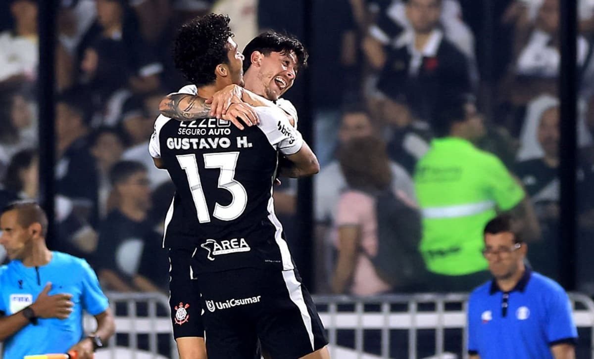 Corinthians e Vasco no jogo em São Januário