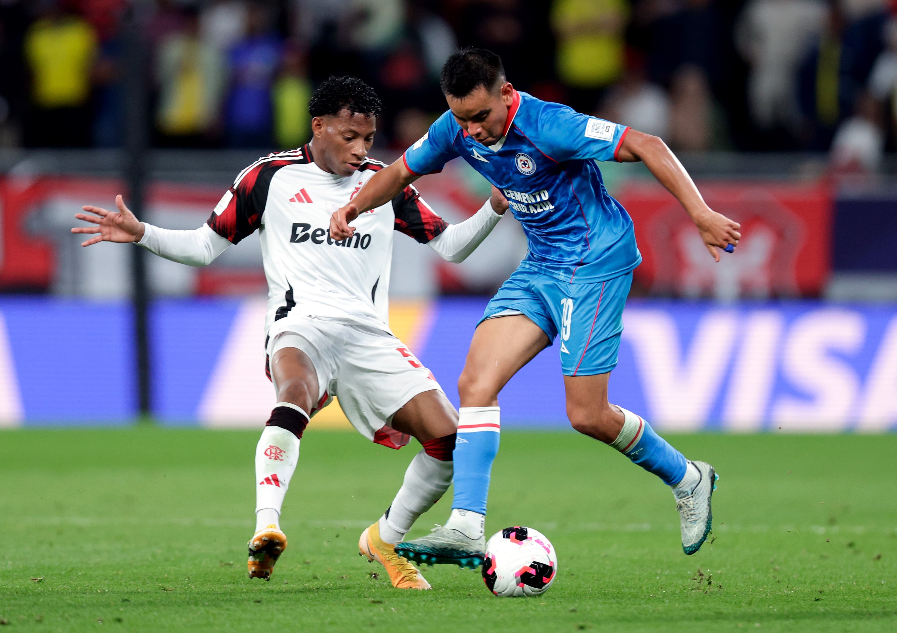 Gonzalo Plata em dividida durante Flamengo x Cruz Azul