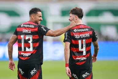 Danilo, do Flamengo, comemora após marcar o primeiro gol de seu time com o companheiro Léo Pereira durante a final da Copa CONMEBOL Libertadores de 2025 entre Palmeiras e Flamengo, no Estádio Monumental, em 29 de novembro de 2025, em Lima, Peru.