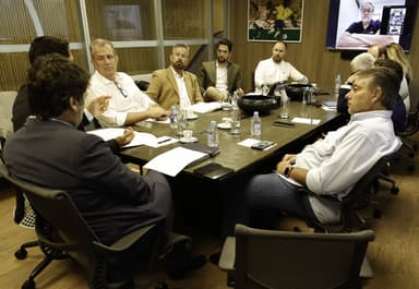 Presidentes e representes de clubes brasileiros juntos na sede da CBF