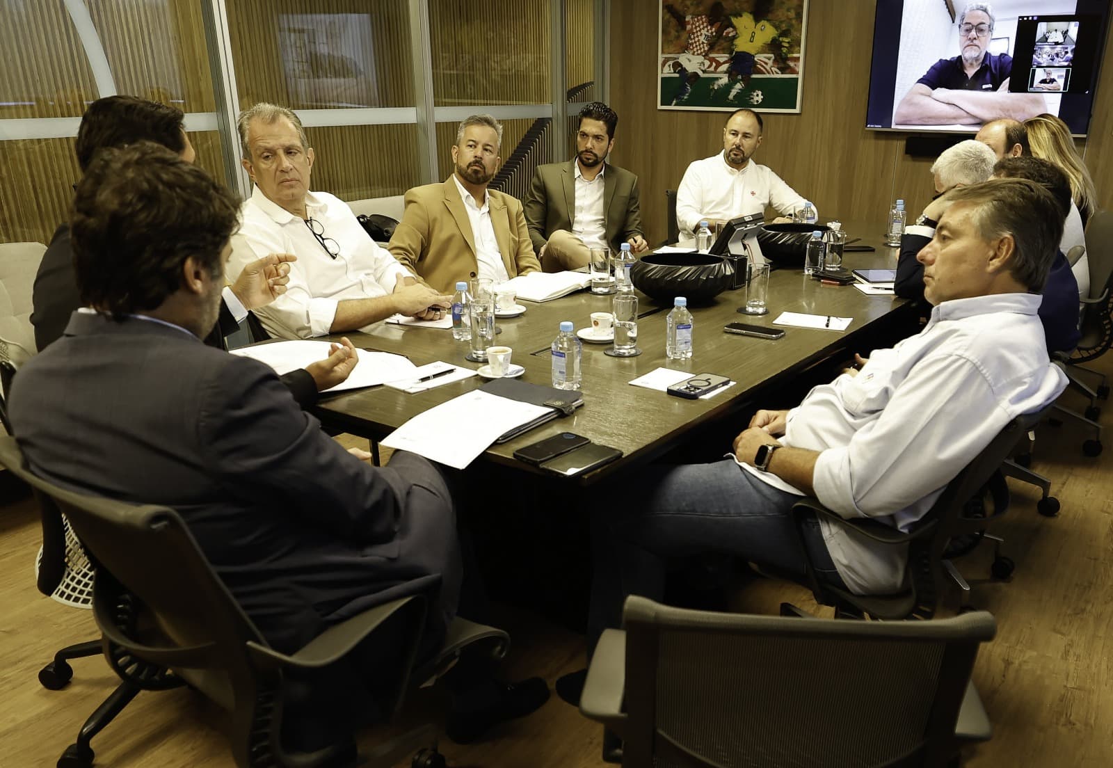 Presidentes e representes de clubes brasileiros juntos na sede da CBF