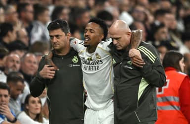 Éder Militão deixa campo do Santiago Bernabéu carregado por membros do Departamento Médico do Real Madrid após grave lesão sofrida contra Celta de Vigo por LaLiga